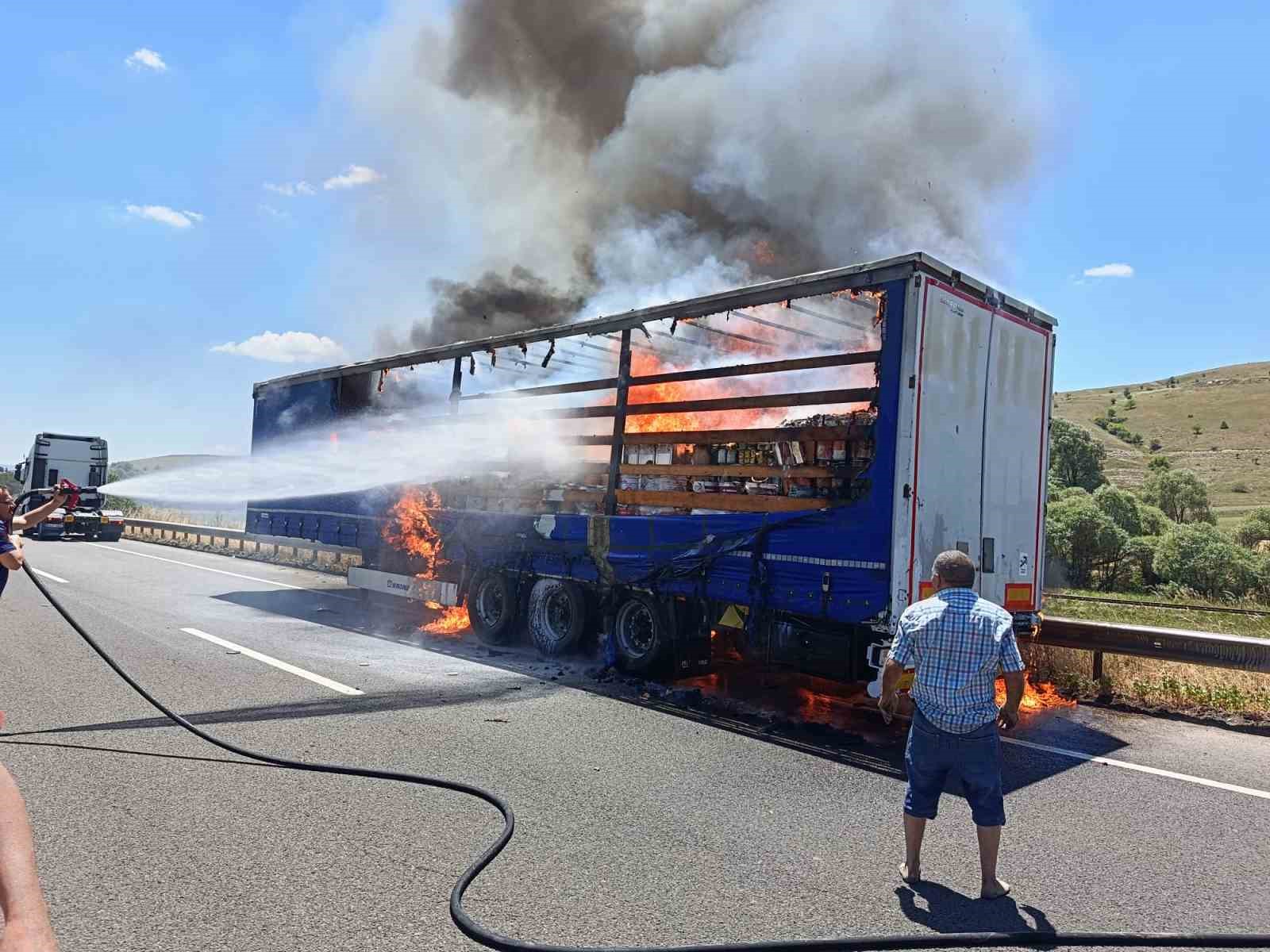 Boya Yüklü Tır Dorsesi Alevlere Teslim Oldu