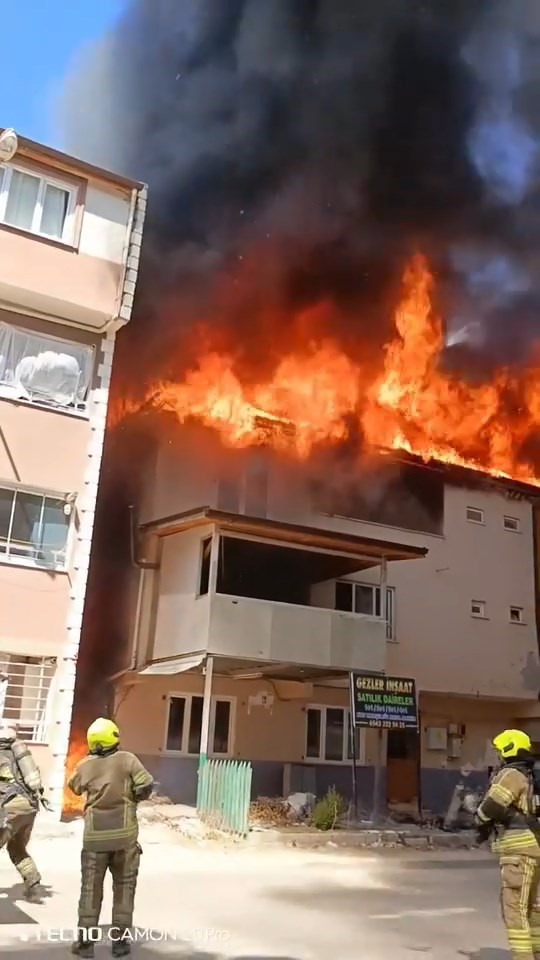 Bursa’da 3 katlı binanın çatısı alevlere teslim oldu