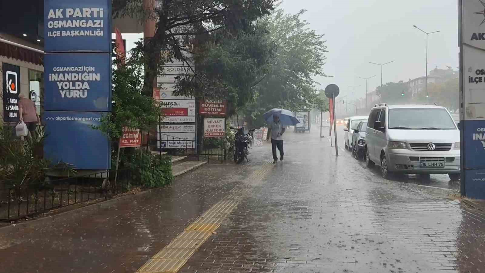 Bursa’da yollar göle döndü, vatandaşlar güç anlar yaşadı