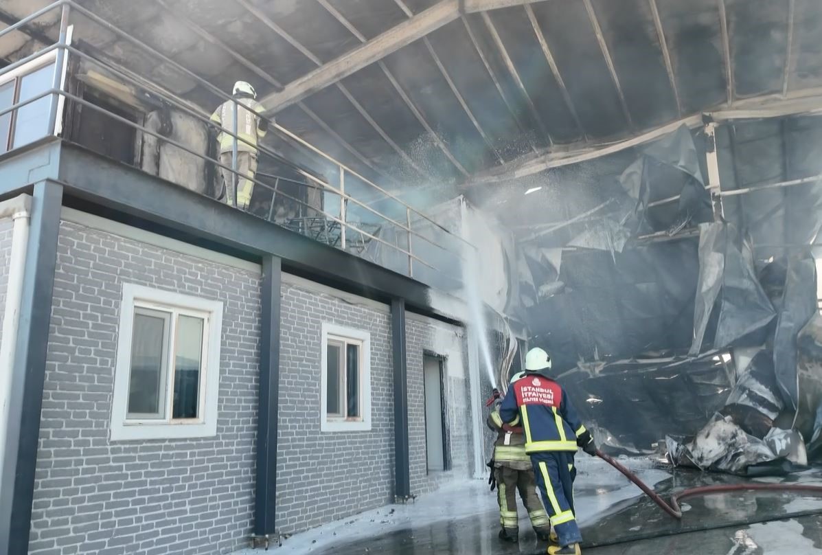 Çatalca’da kimyasal madde dolu iş yerinde yangın: 1 kişi yaralandı