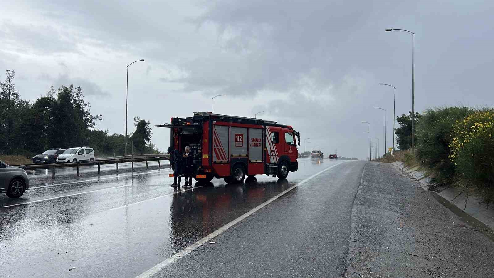 Çekmeköy’de bariyerlere çarpan ambulans devrildi: 1 yaralı
