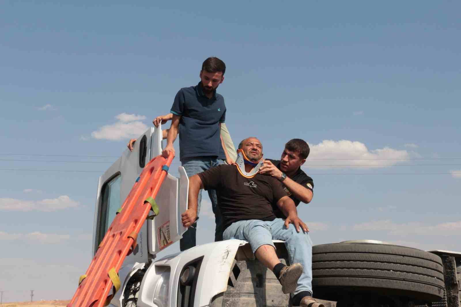 Cizre’de Virajı Alamayan Tır Devrildi: Bir Yaralı