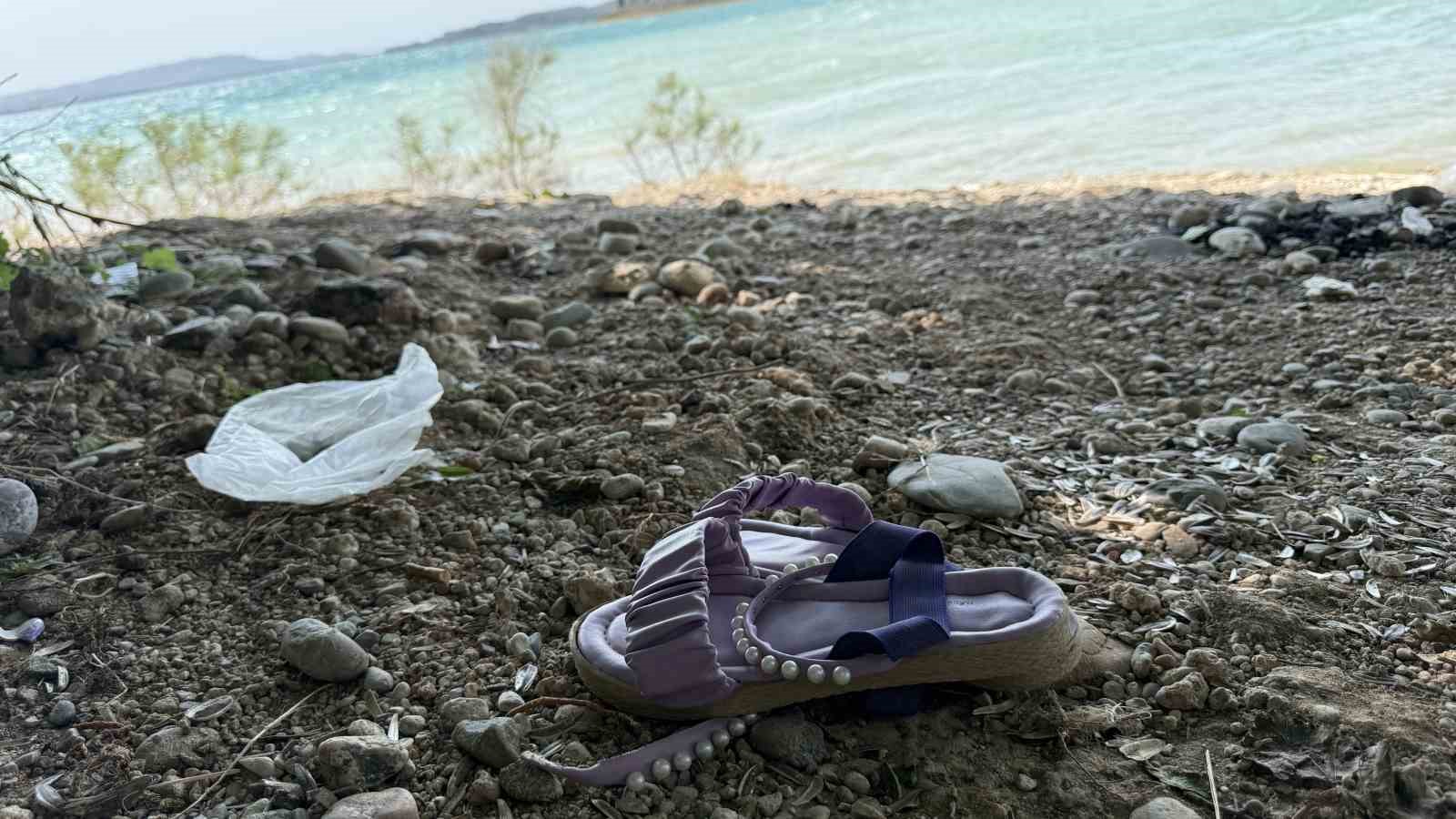 Çocuğunun terliğini almak için suya girdi, boğulup hayatını kaybetti