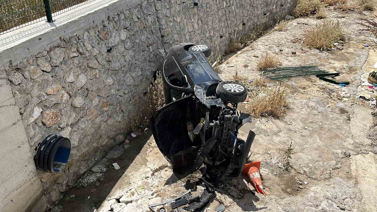 Çorum’da araba dereye uçtu: 2 yaralı