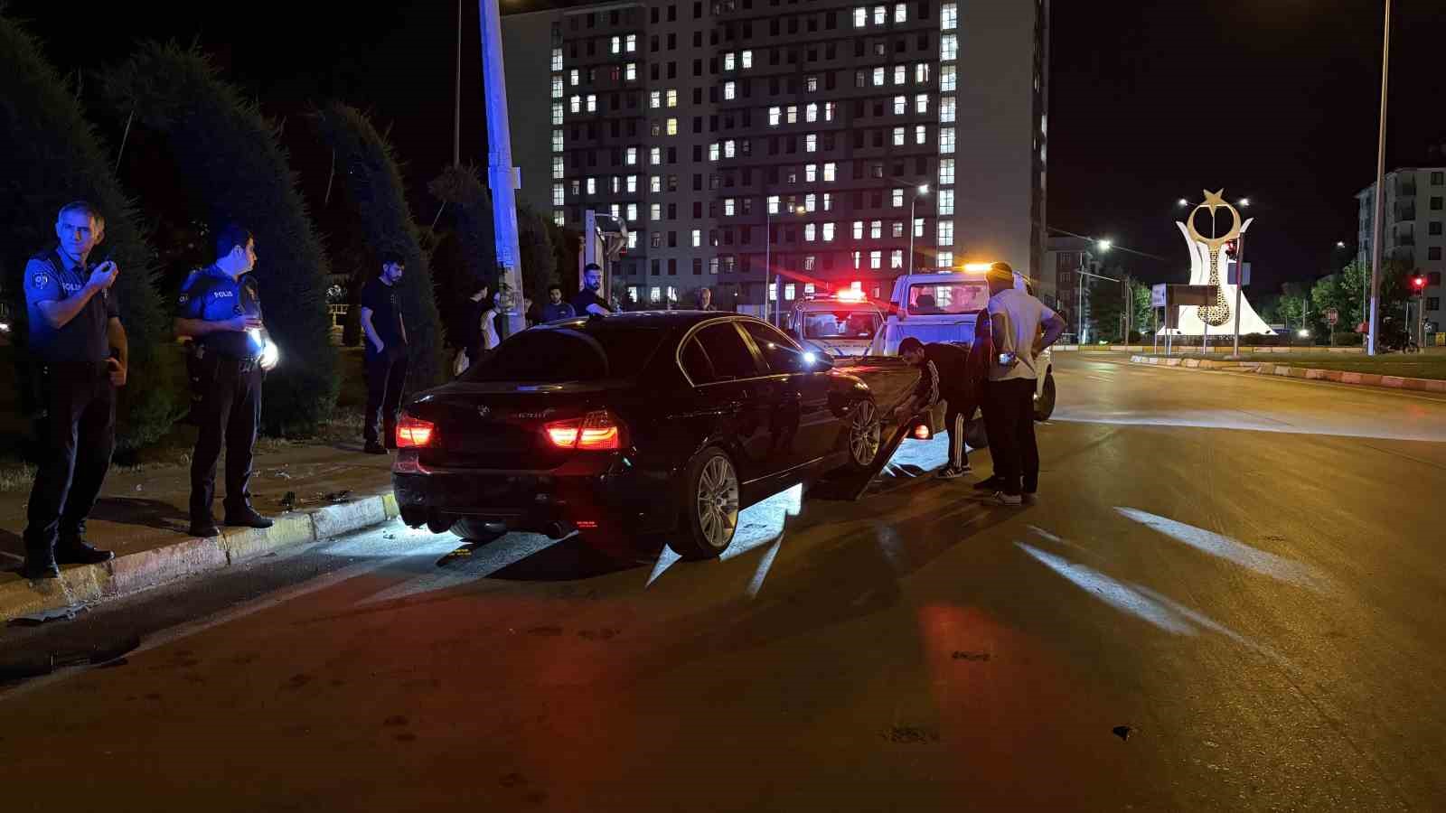 Çorum'da Otomobil Kazası: 4 Yaralı ve Polis Yaralanması Detayları