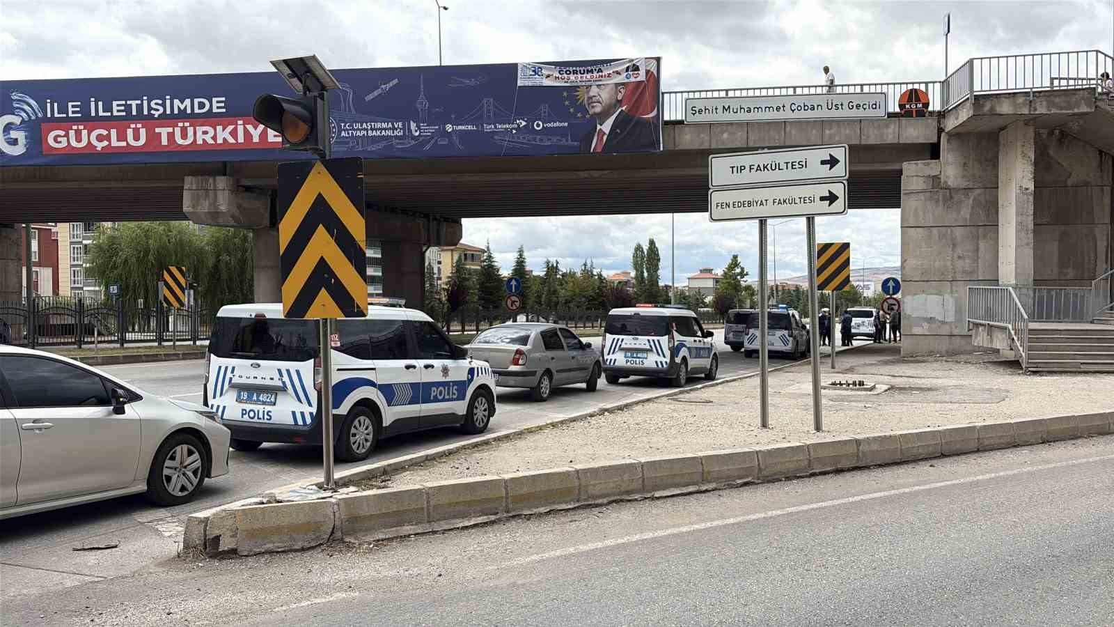Çorum’da üst geçitten atlayan bayan yaralandı
