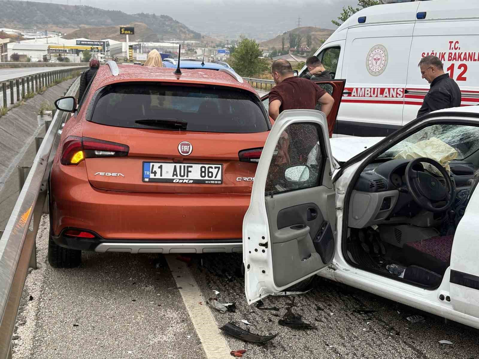 D100’de sağanak trafik kazalarını beraberinde getirdi: Meyyit ve yaralılar var