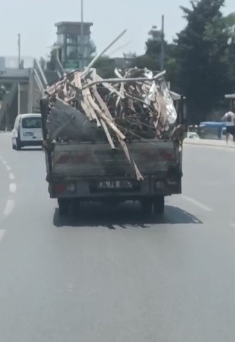 Demir Yüklü Kamyonetin Tehlikeli Yolculuğu Güvenlik Kamerasında