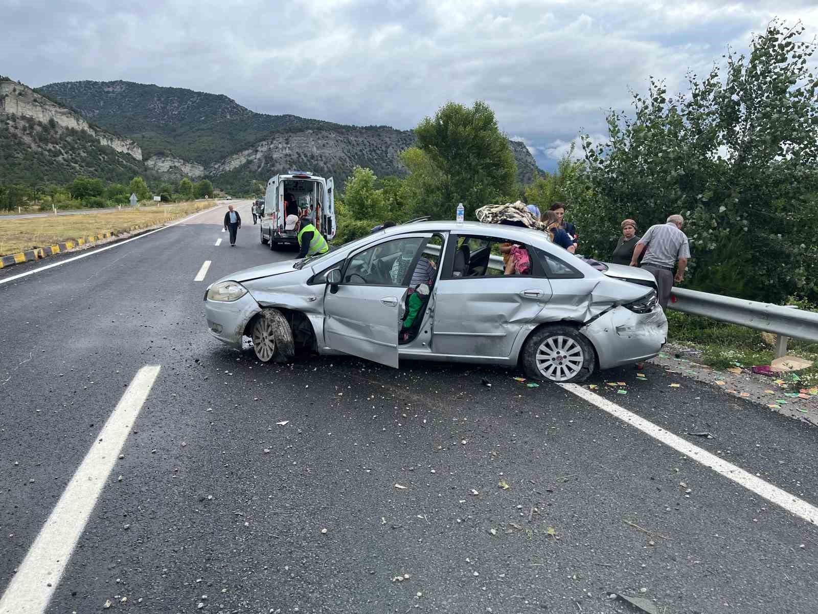Denetimden çıkan araba demir bariyerlere çarptı: 5 yaralı