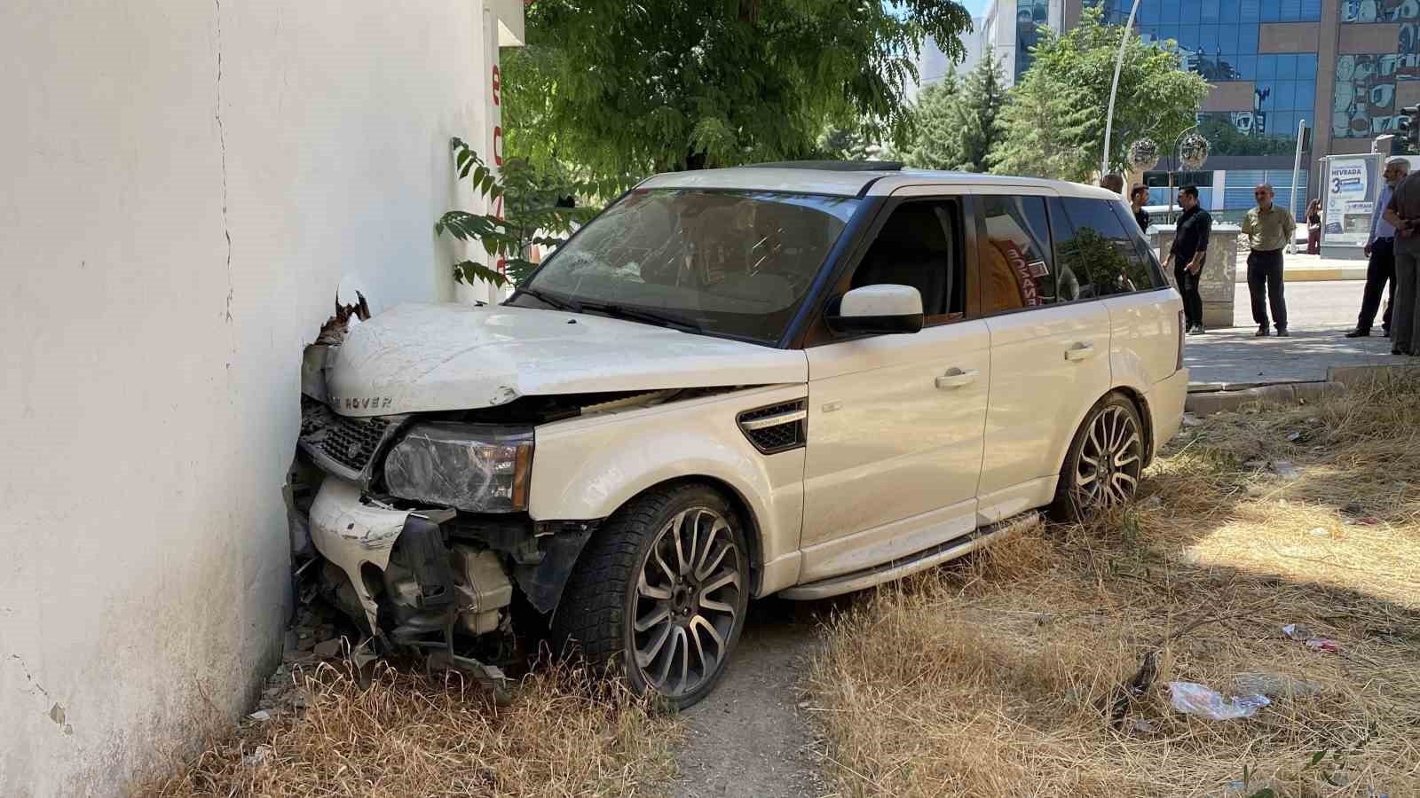 Denetimden çıkan cip, kaldırımda yürüyen vatandaşa çarptı: 1’i ağır 2 yaralı