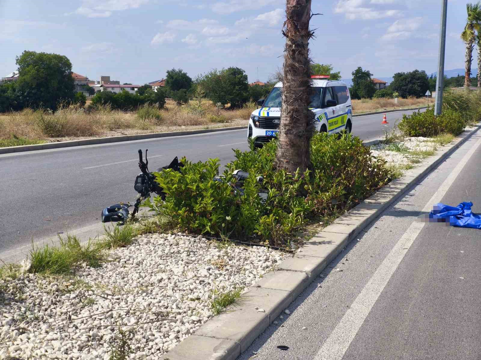 Denizli'de Ağaç Çarpan Motosiklet Sürücüsü Ağır Yaralandı