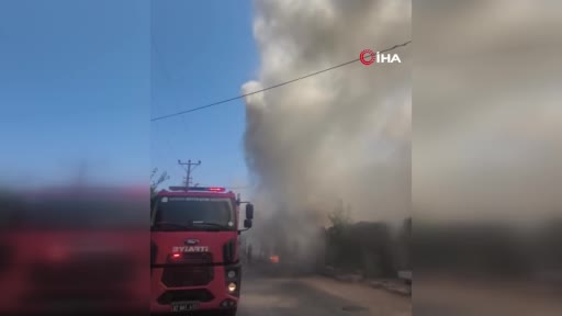 Depo olarak kullanılan işyeri yandı, dumanlar gökyüzünü kapladı