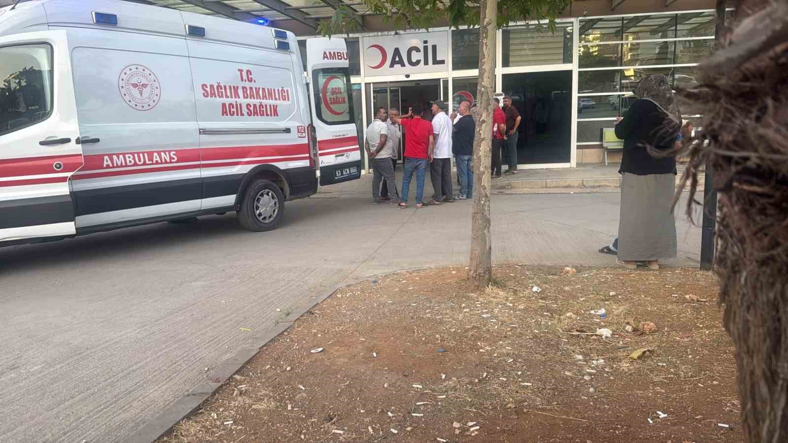 Dernek başkanı düğünde silah sıkmak isterken 2 kişiyi yaraladı
