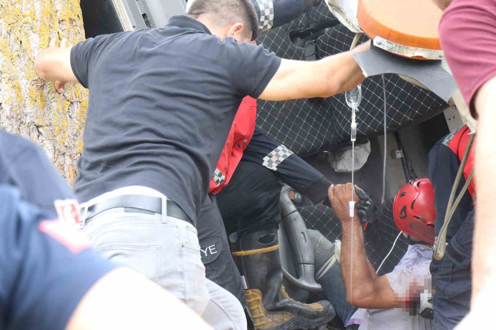 Devrilen çekicide sıkışan şoför için gruplar seferber oldu