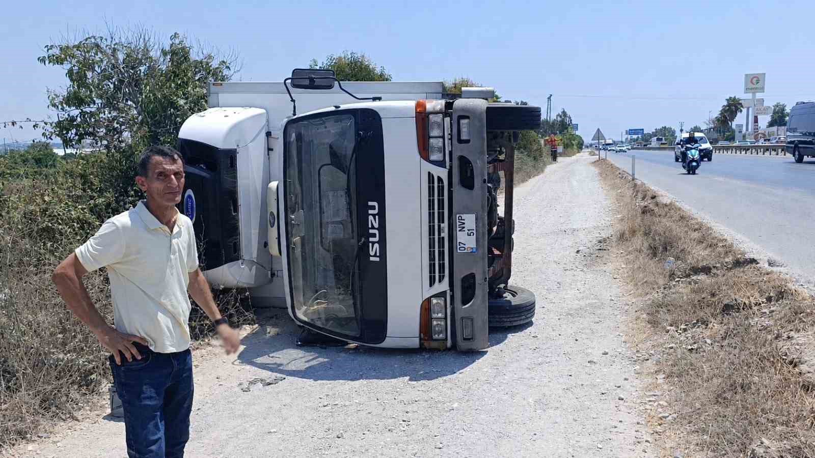 Devrilen kamyondan burnu kanamadan çıktı, aracının başında grupları bekledi