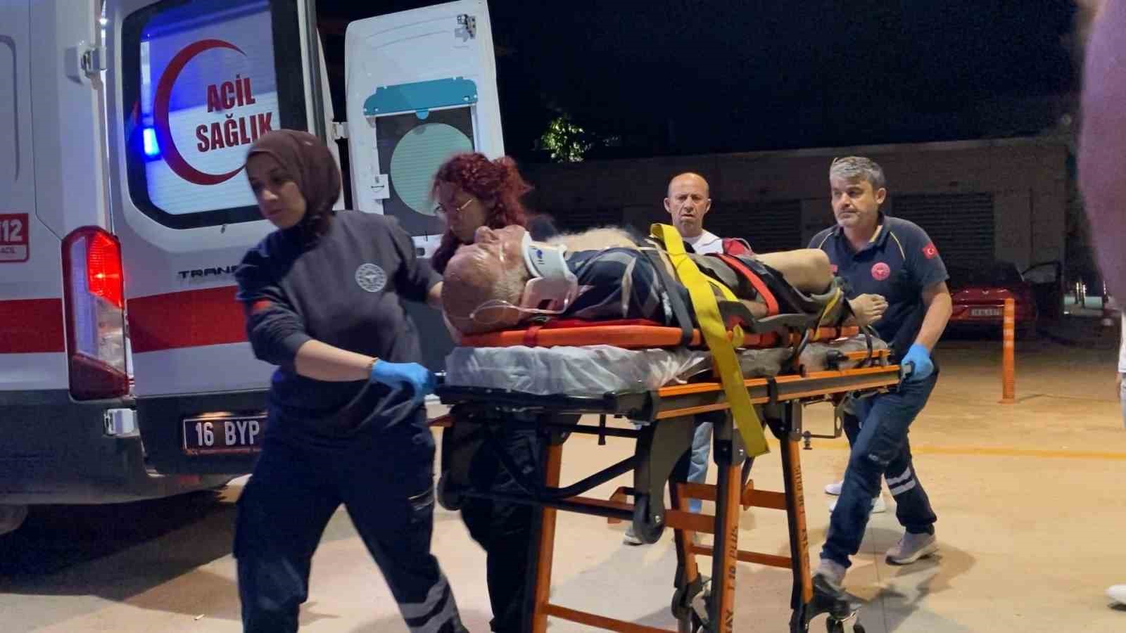 Devrilen traktörün şoförü ağır yaralandı