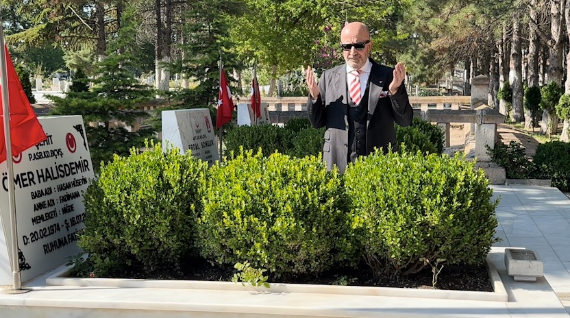 Devrin Özel Kuvvetler Kumandanı Aksakallı, Şehit Ömer Halisdemir’in kabrini ziyaret etti: "15 Temmuz, tarihi bir dönüm noktasıdır"