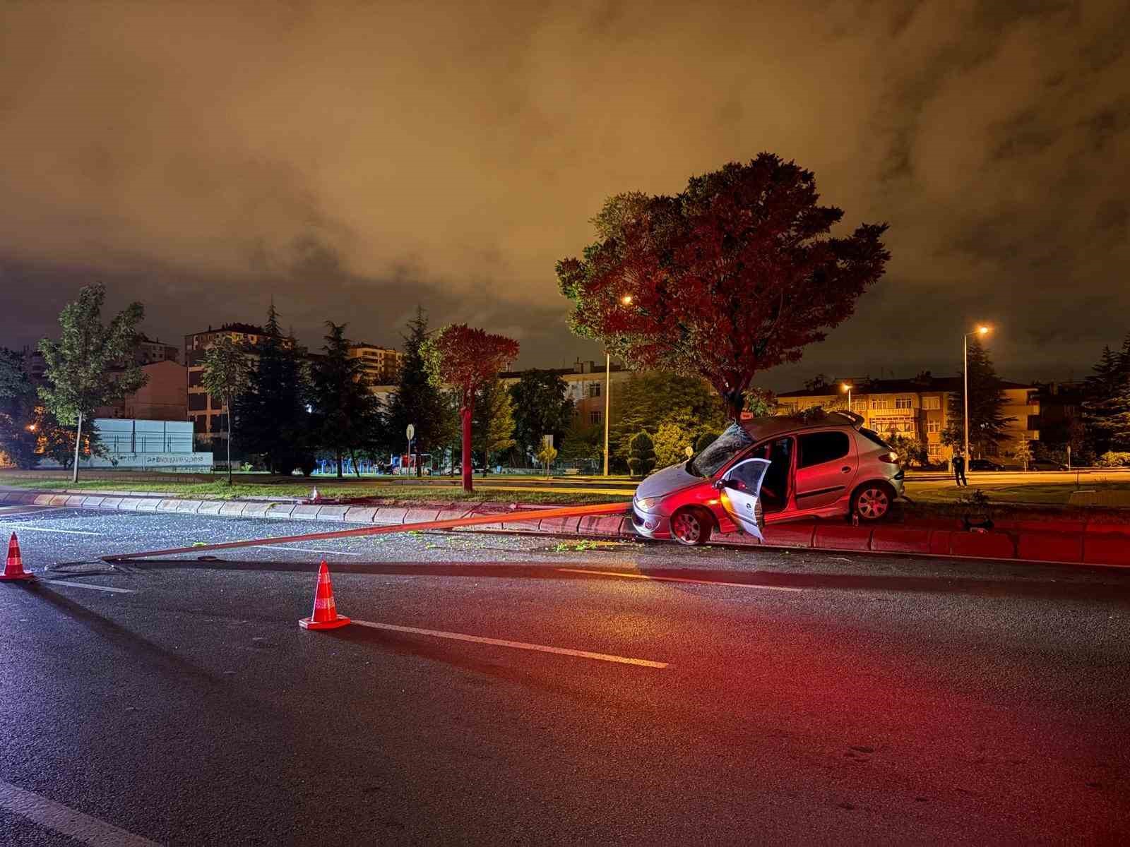 Direksiyon hakimiyetini kaybeden alkollü şoför aydınlatma direğini devirdi