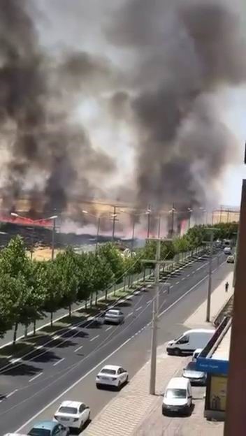 Diyarbakır’da anız yangını: Dumanlar gökyüzünü kapladı