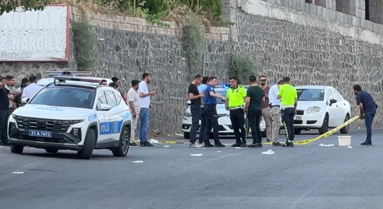 Diyarbakır'da Seyir Halindeki Araca Silahlı Saldırı ve Bir Ağır Yaralı