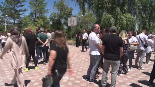 Eğitim kurumu konkordato duyuru etti, veliler okul önünde toplandı