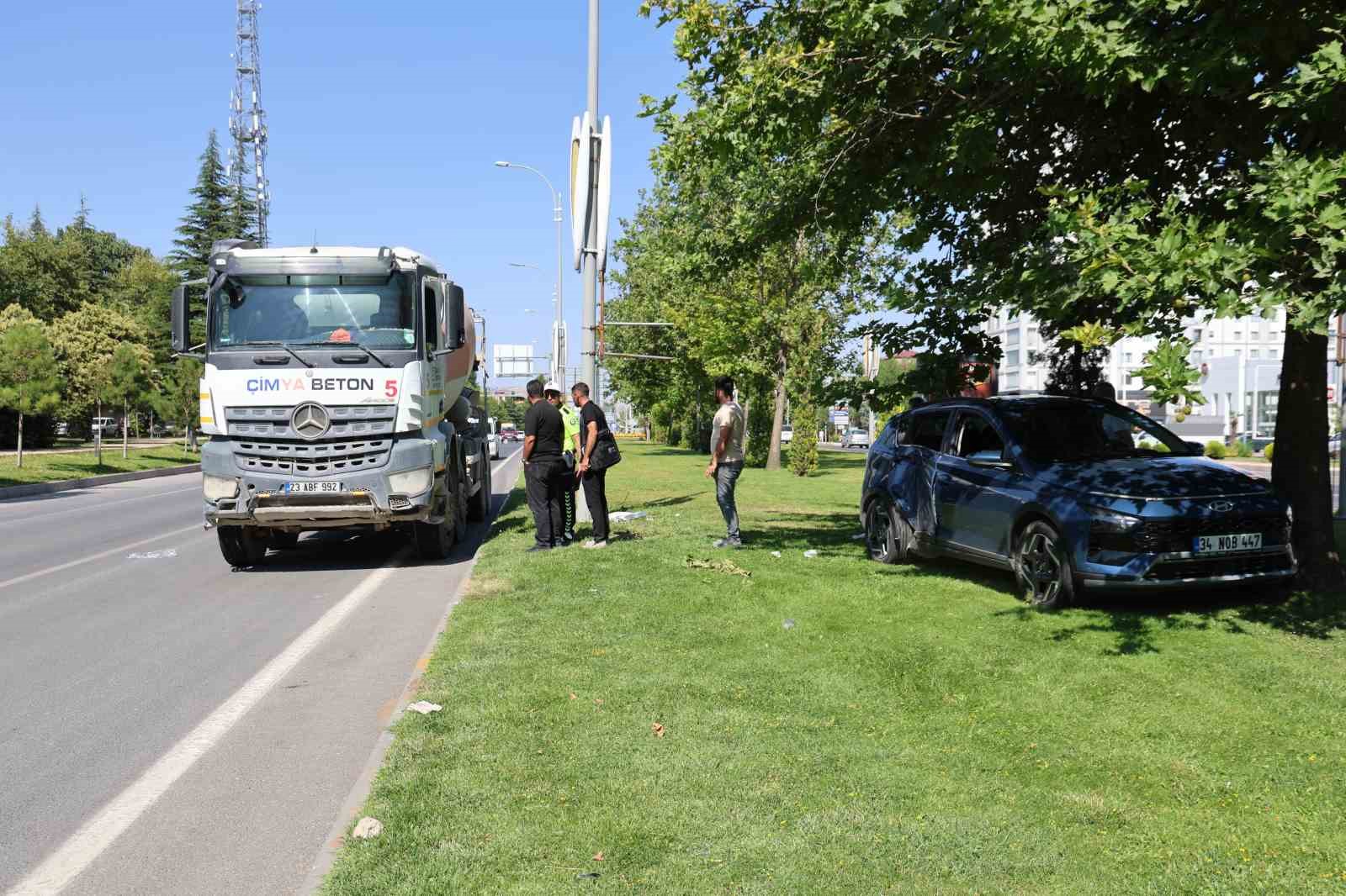 Elazığ’da araba ile beton mikseri çarpıştı: 5 yaralı