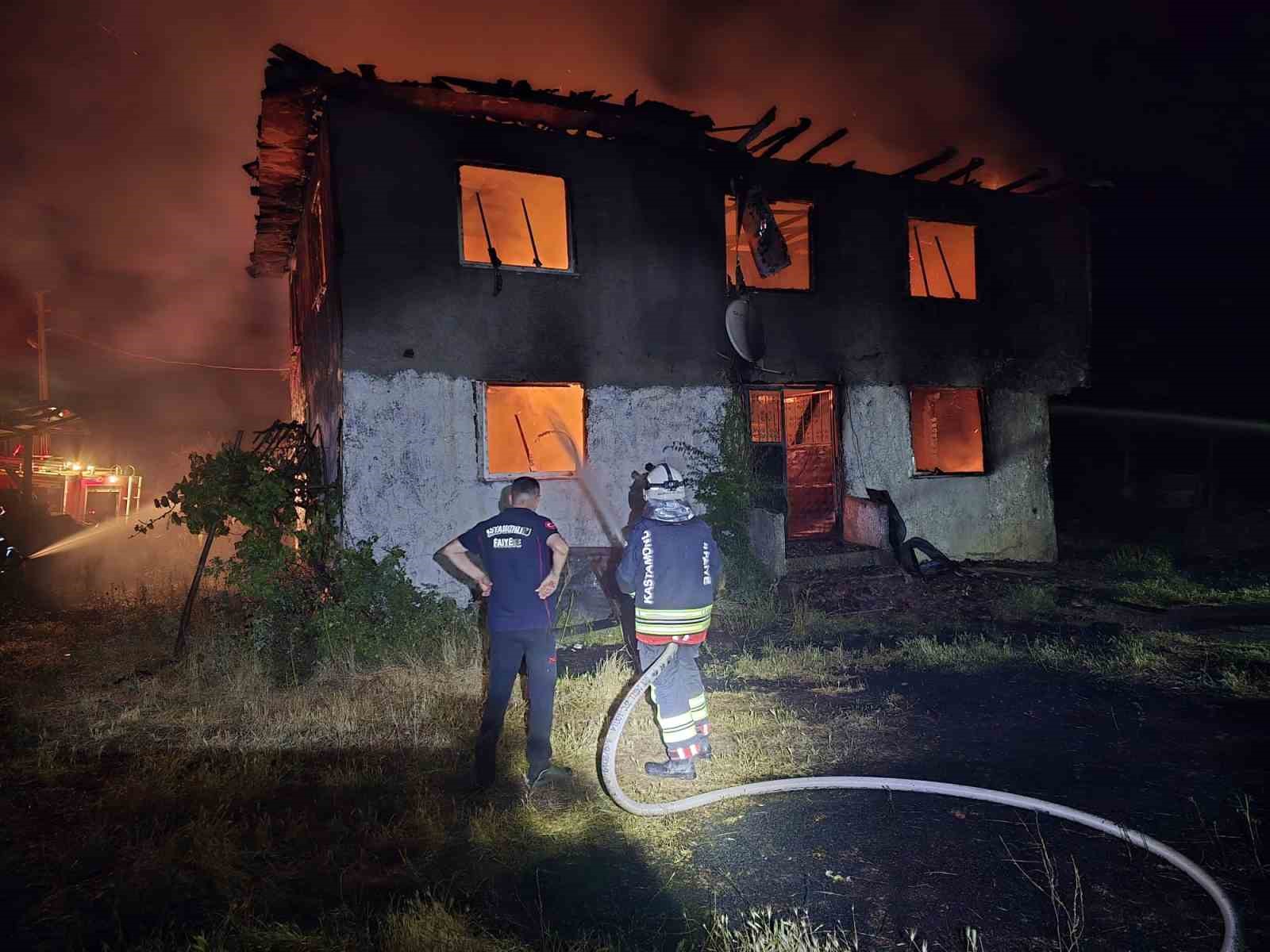 Elektrik Kontağında Meydana Gelen Yangın 2 Katlı Evi Koğuşa Çevirdi