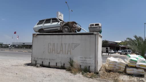 ‘Emanet bizde namustur’ diyen esnaf, arkadaşının Toros’unu hırsızlardan koruyabilmek için forkliftle konteynerin üzerine koydu
