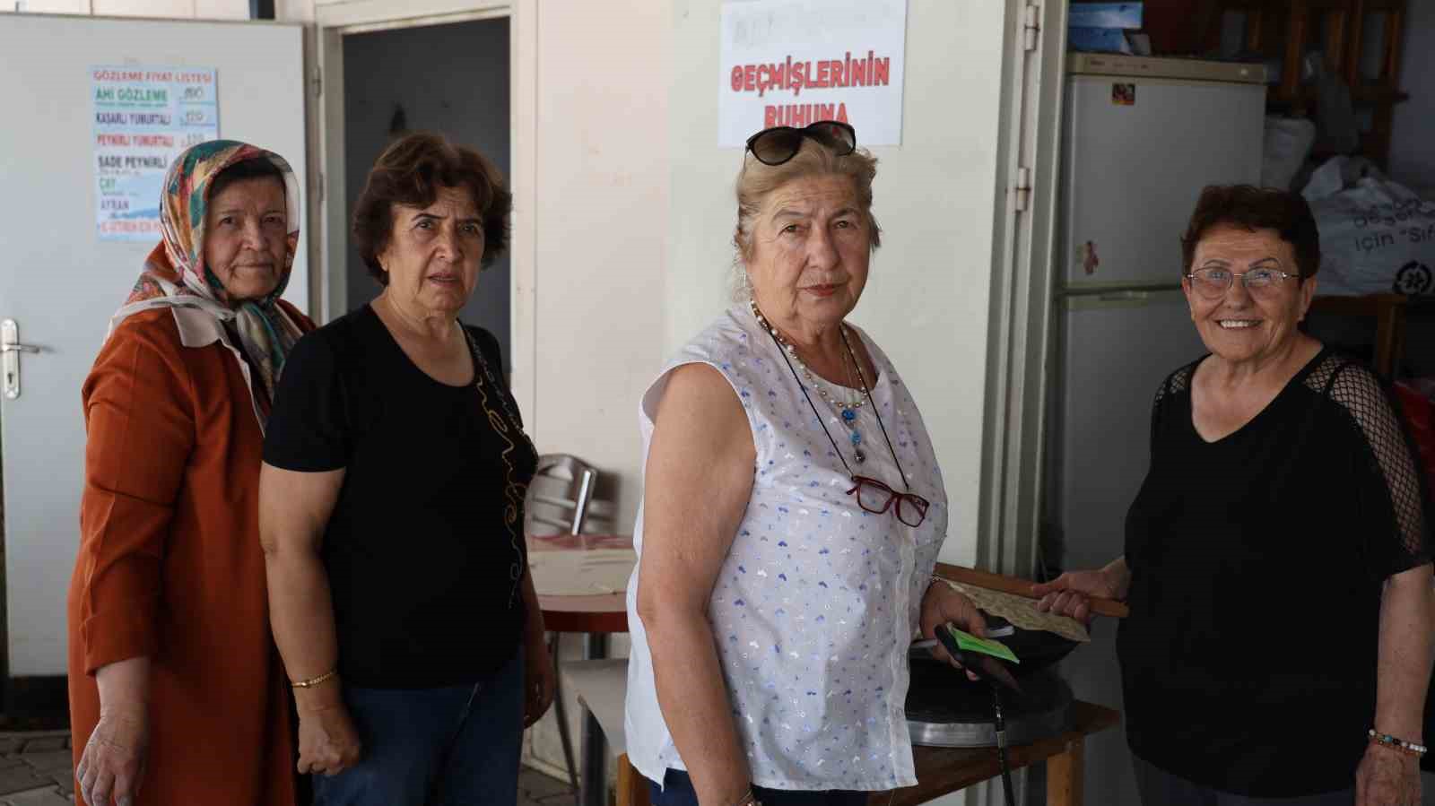 Emekli Kadınların Gözleme Satışıyla Üniversitelilere Destekleri