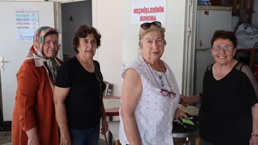 Emekli Kadınların Gözleme Satışıyla Üniversitelilere Destekleri