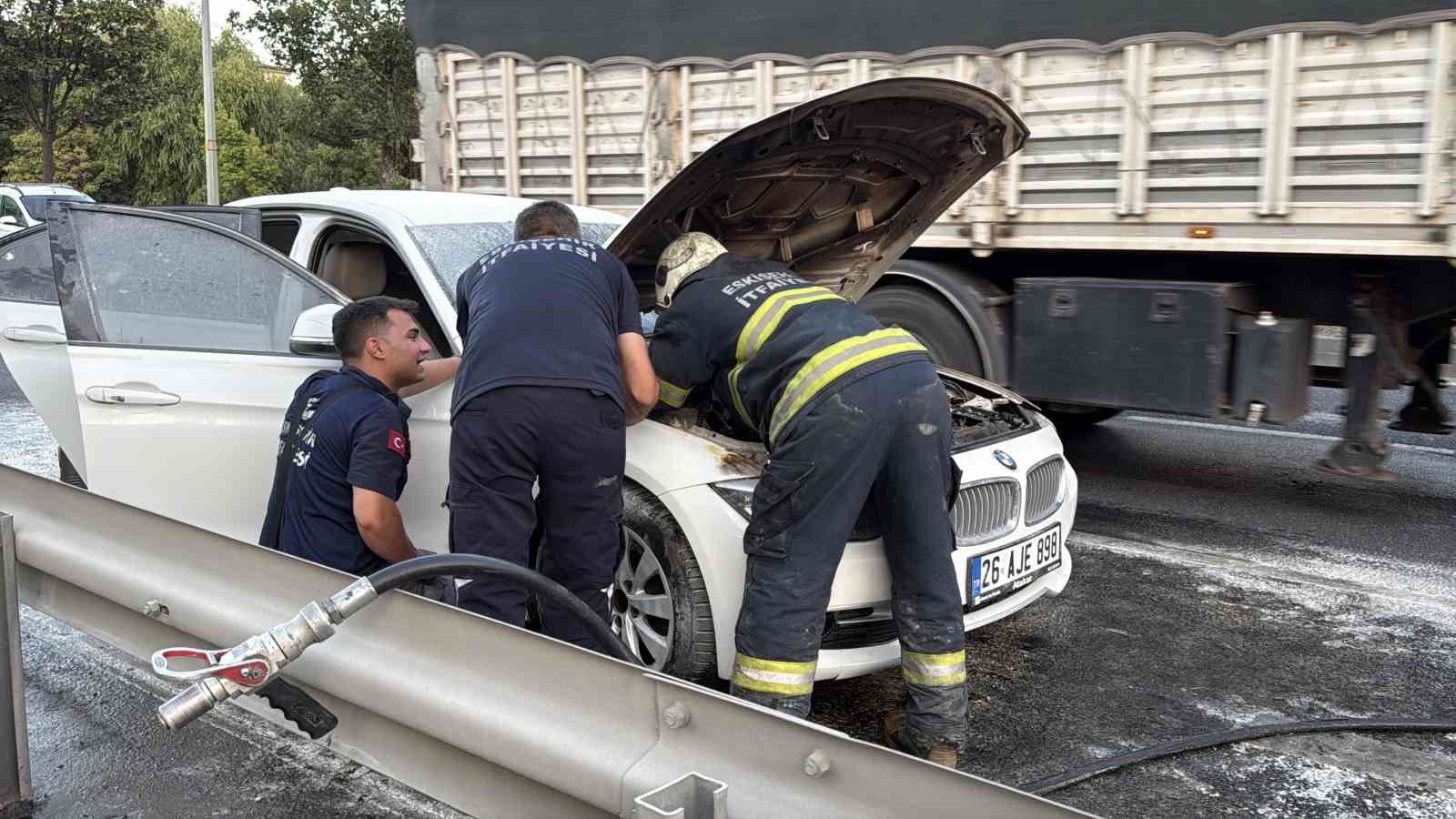 Endüstriden 10 dakika evvel aldığı arabası yandı