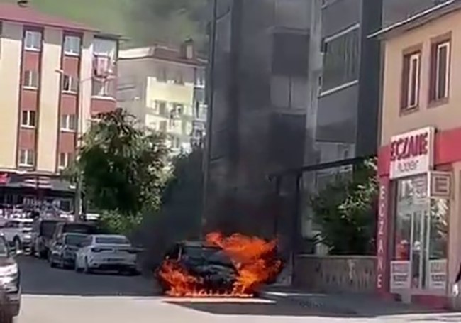 Erzurum’da Otomobil Yangını: Alev Topuna Dönen Araç