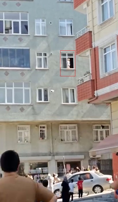 Esenler'de 3. Katın Penceresinde Yürüyen Bebek Güvenlik Şoku