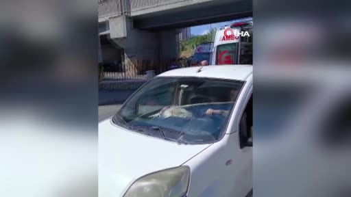 Esenler’de virajı alamayan motosiklet bariyerlere çarparak devrildi: 1 yaralı