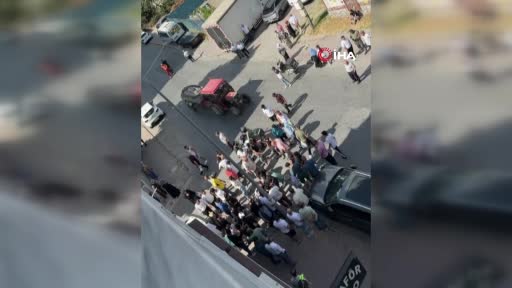 Esenyurt’ta iki bireye silahlı atak düzenlendi. Olay yerine polis ve sıhhat takımları sevk edildi.
