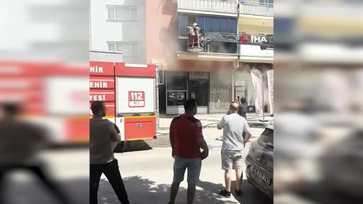Eskişehir’de iş yeri yangınında can pazarı kamerada: Dumandan etkilenen 6 kişi hastaneye kaldırıldı