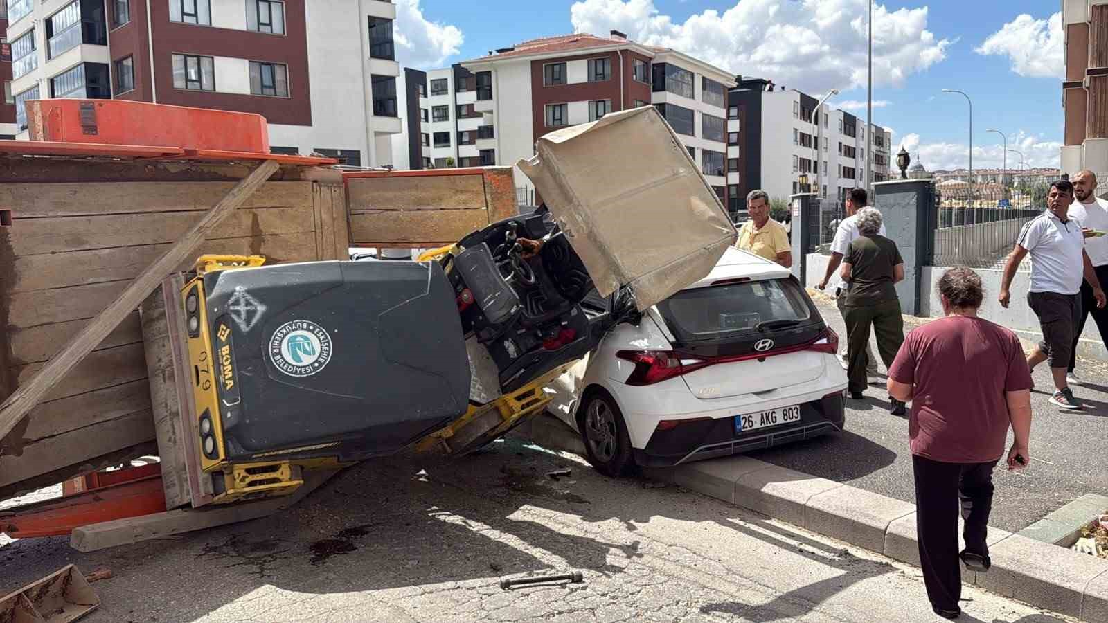 Eskişehir’de silindir yüklü römork, şoför adayı aracını ezdi: 2 yaralı