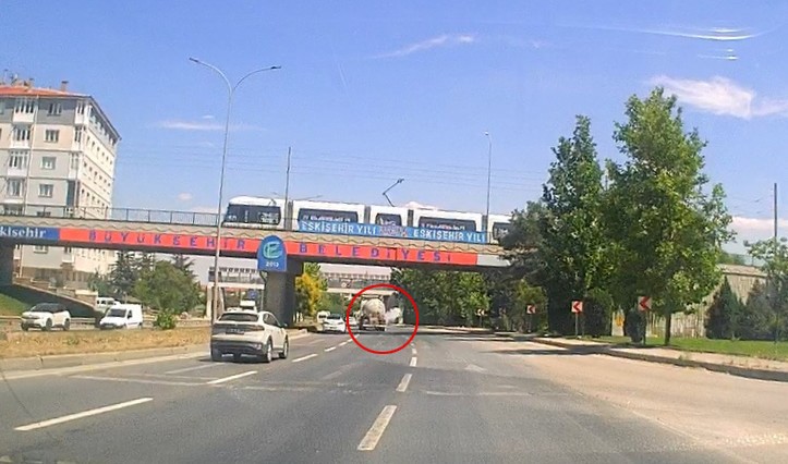 Eskişehir’de tankerin lastiğinin bomba üzere patladığı anlar kamerada