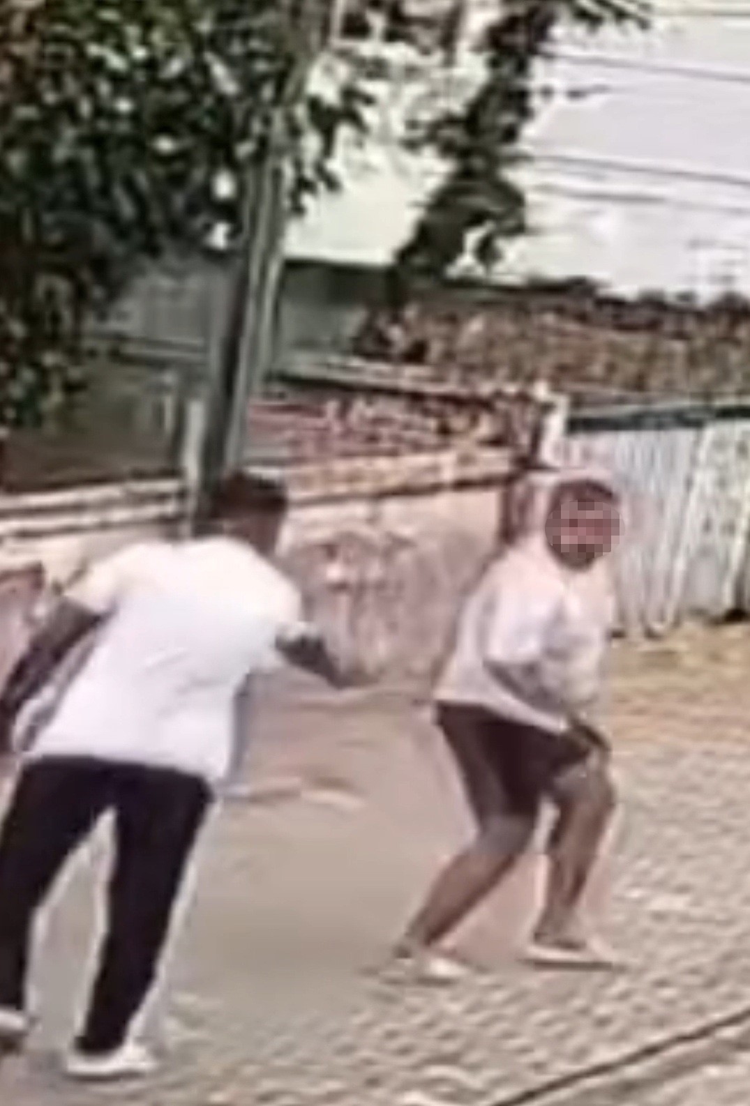 Evvel yumrukladı, sonra bacaklarından vurdu: O anlar kamerada