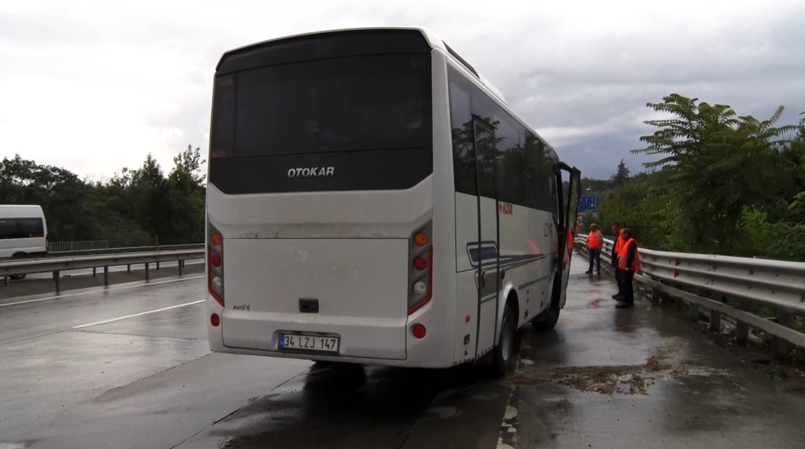 Eyüpsultan’da denetimden çıkan servis aracı kaza yaptı: 3 yaralı