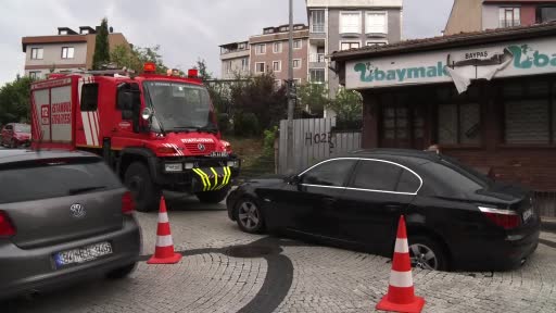 Eyüpsultan’da seyir halinde araba, çöken yola düştü