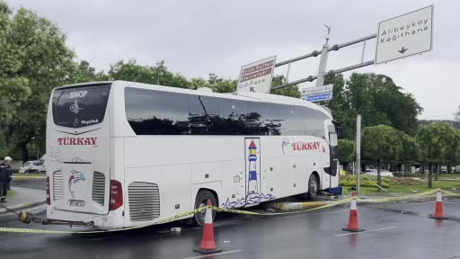 Eyüpsultan’da yolcu otobüsü arabaya çarptı: 30 yaralı