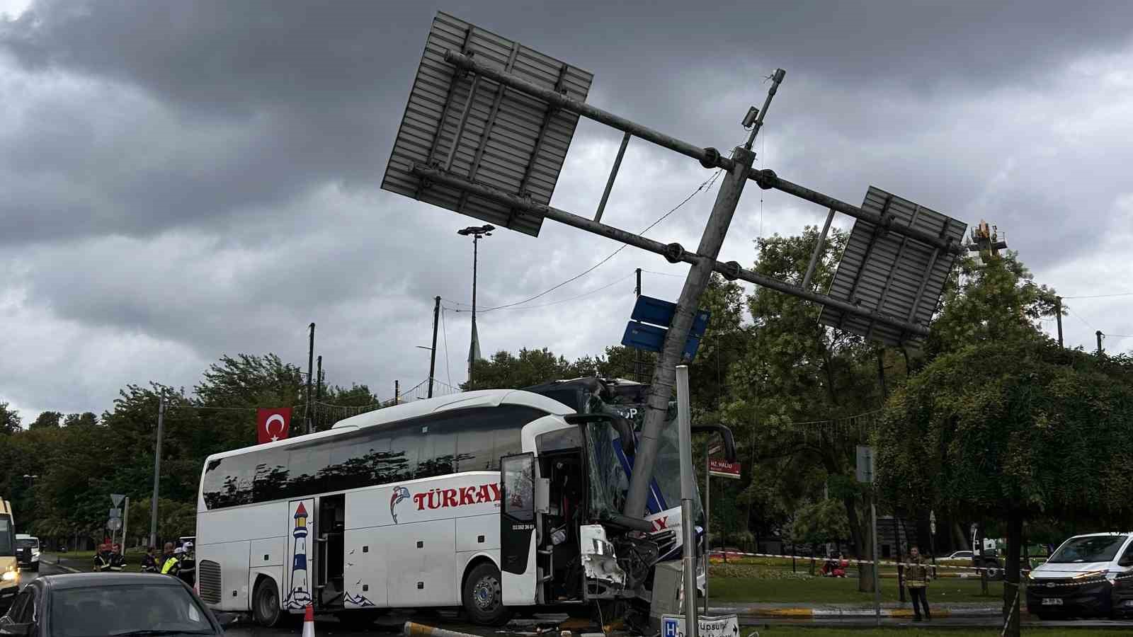 Eyüpsultan’da yolcu otobüsü evvel arabaya sonra levhaya çarptı: 30 yaralı