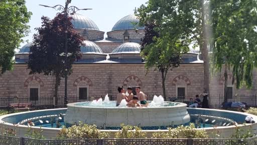 Fatih Camii Avlusundaki Süs Havuzunda Çocukların Serinleme Keyfi