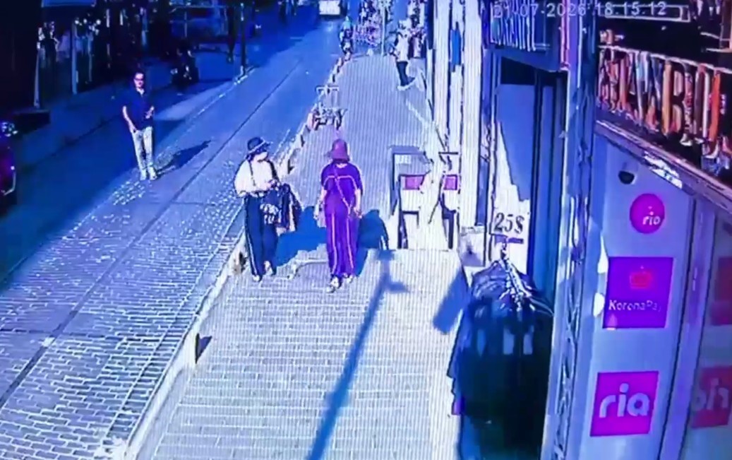 Fatih’te bayan turistlerin cüzdanını çaldılar: Çocuk şüphelilerin kabahat belgesi kabarık çıktı