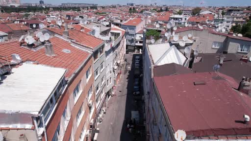 Fatih'te Çatısından Beton Parçaları Düşen 3 Katlı Bina ve Havadan Görüntüler