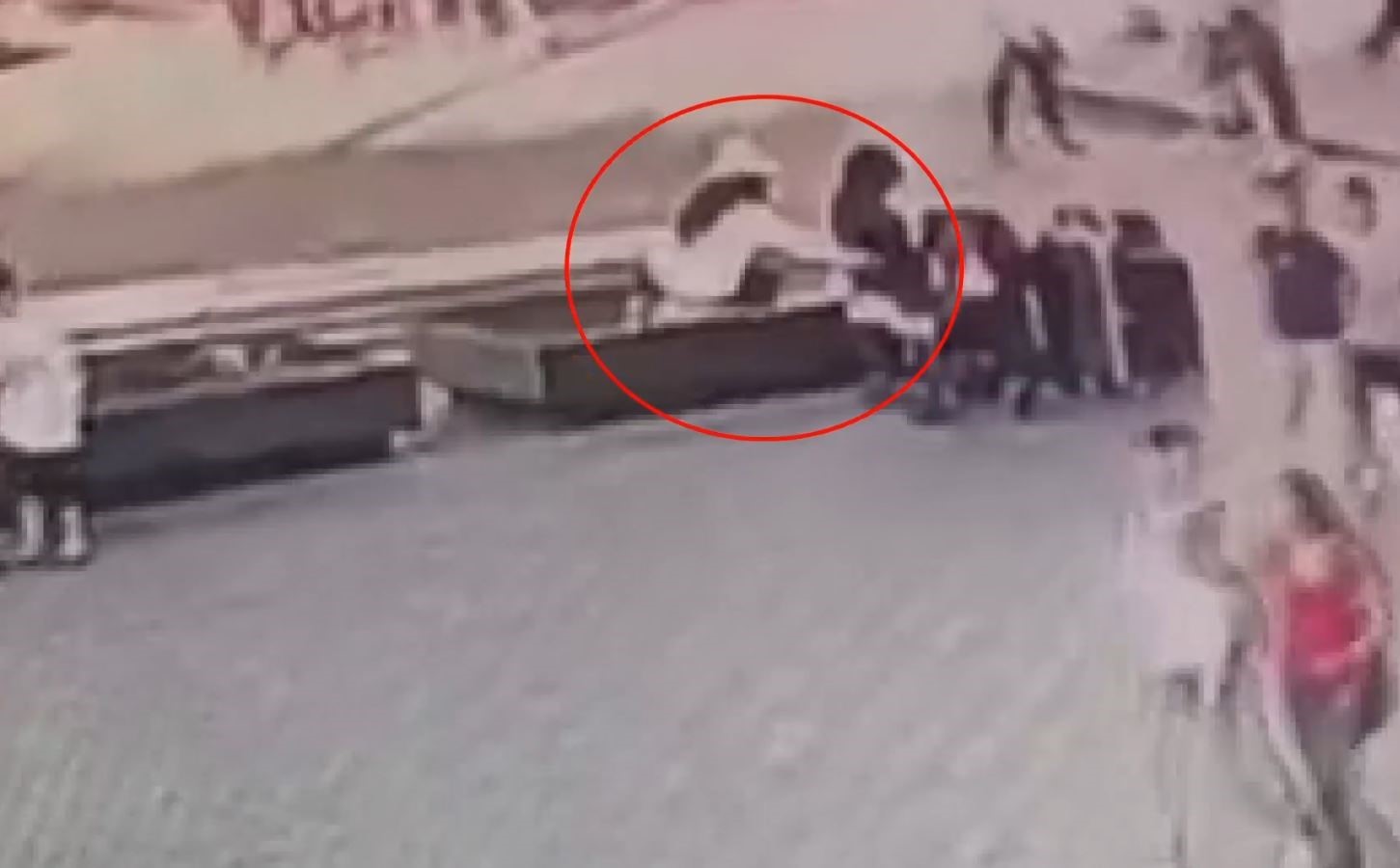 Fatih'te Kadın Hırsız Bankta Oturan Vatandaşın Çantasını Çaldı