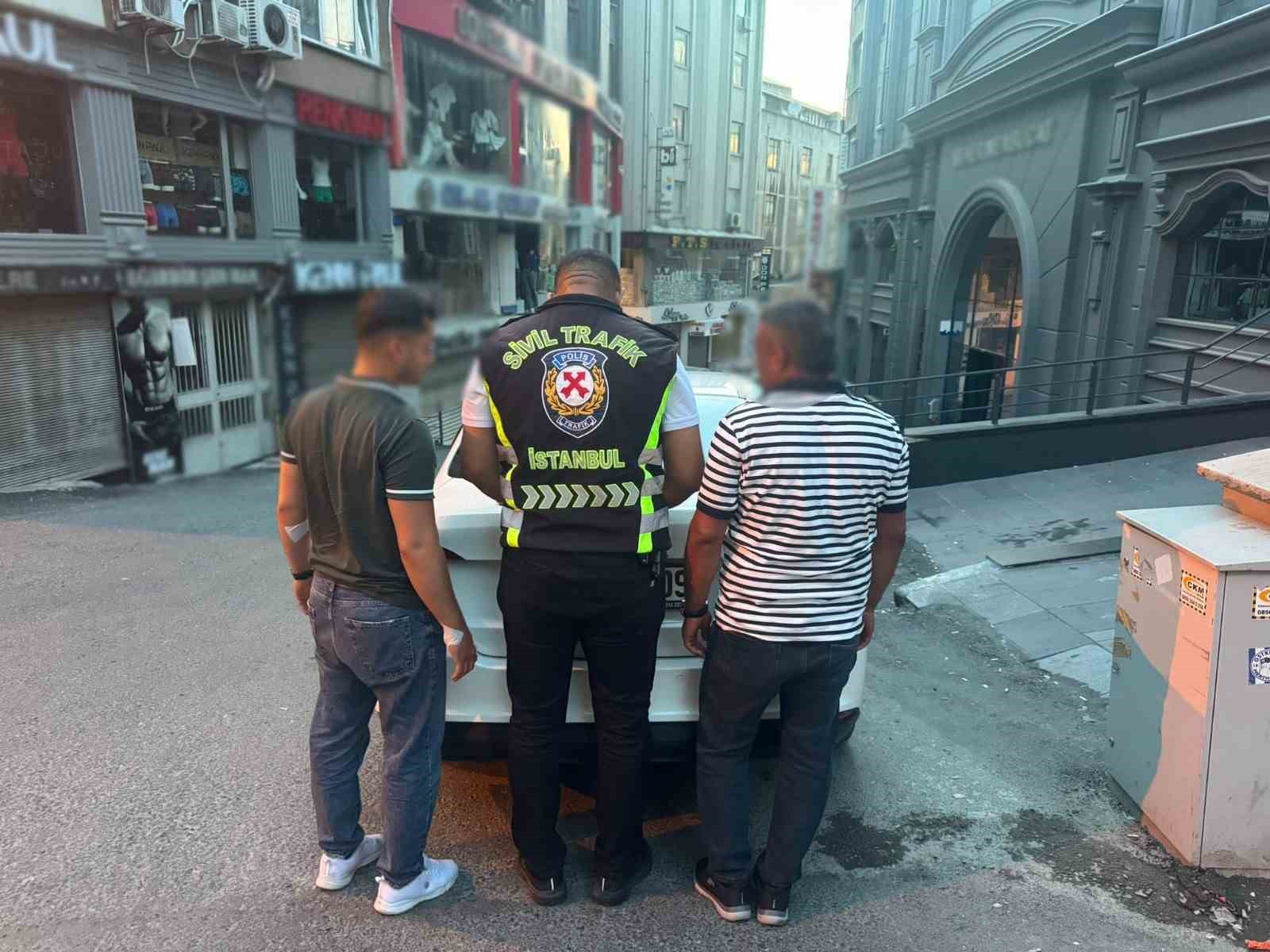 Fatih’te taksi sürücüsünün aracını tekmeleyen şoför tutuklandı