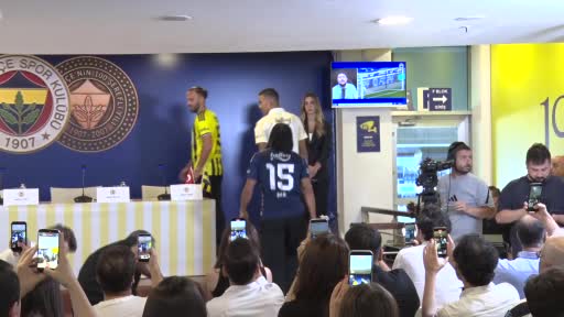 Fenerbahçe yeni transferleri için imza töreni düzenledi