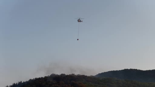 Fethiye’de helikopterlerin yangına müdahalesi dron kamerasında